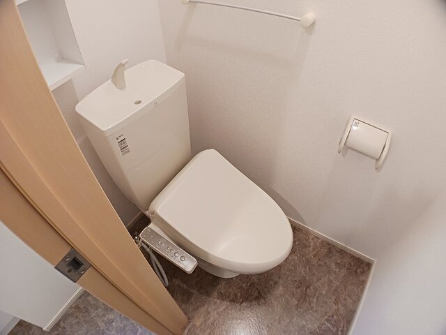 トイレ　落ち着いた色調のトイレです