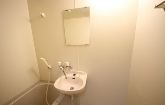 洗面設備　別部屋参考写真です