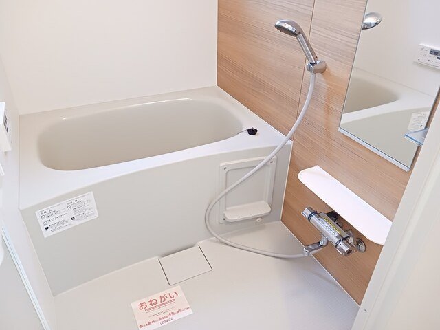 バス・シャワールーム　落ち着いた空間のお風呂です