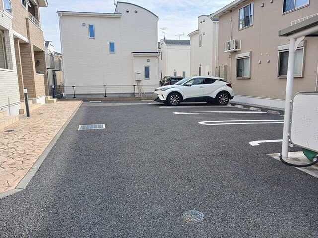 駐車場　駐車場があるので、車を買う予定の方も安心です
