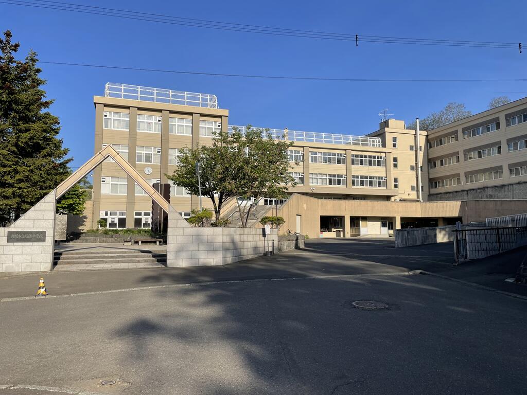 中学校　札幌市立稲穂中学校（中学校）まで1233m