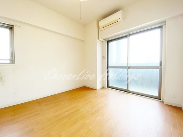 居室・リビング　2面採光の洋室♪