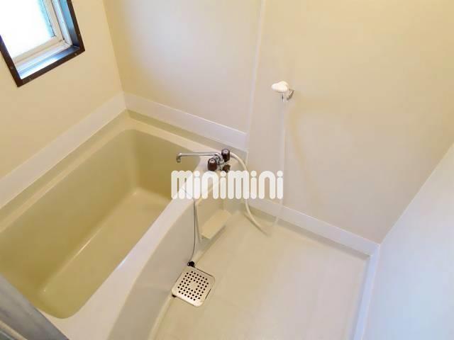 バス・シャワールーム　窓があって換気がしやすいバスルーム