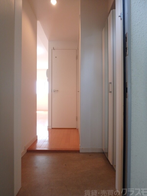 玄関　玄関から室内が見えない設計になっています♪