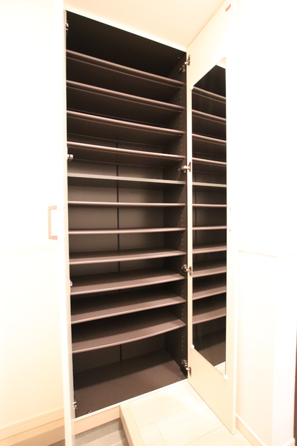 玄関　扉の内側に鏡が付いている下駄箱です♪