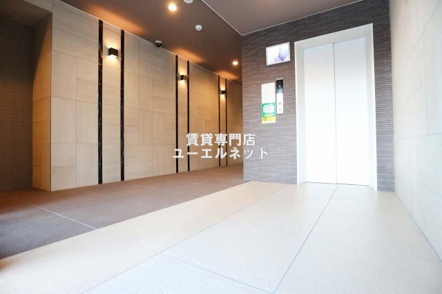 エントランス　毎日通る場所だからこそ、洗練された空間に