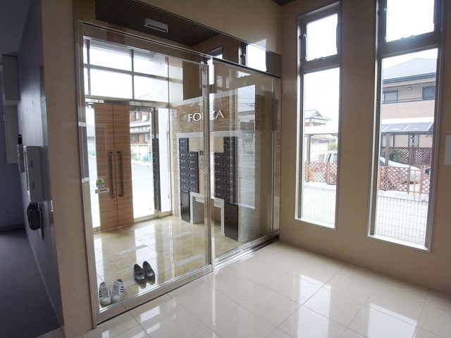 エントランス　☆オートロックのエントランス☆宅配ＢＯＸは駐輪場横に♪