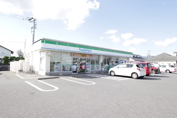 コンビニ　ファミリーマート行橋安川通店（コンビニ）まで300m