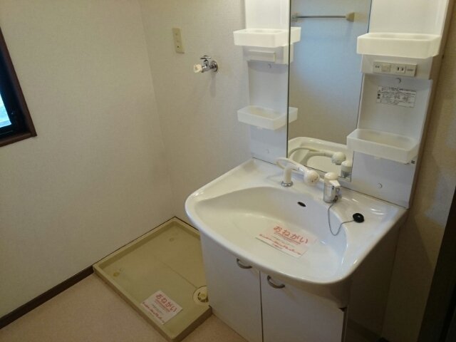 洗面設備　明るい洗面所です