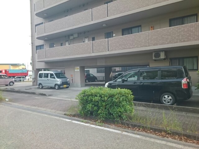 駐車場　車をお持ちの方に嬉しい駐車場付きの物件です