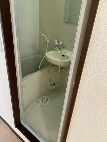 バス・シャワールーム　換気扇と洗面台付きのお風呂です♪
