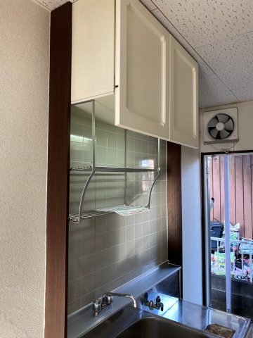 その他部屋・スペース　キッチンには吊戸棚と食器を干すスペースがございます♪