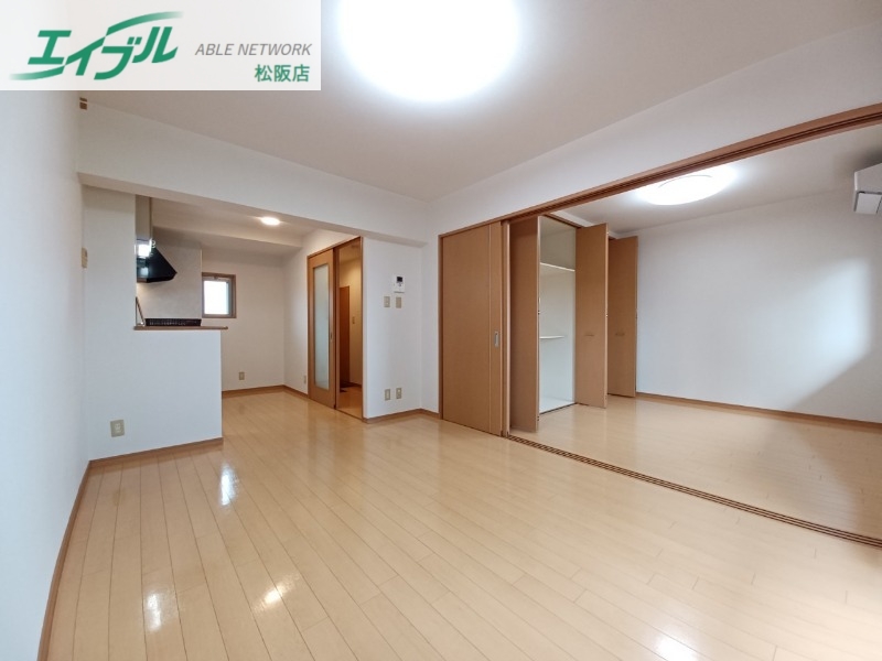 居室・リビング　別部屋反転参考写真です。