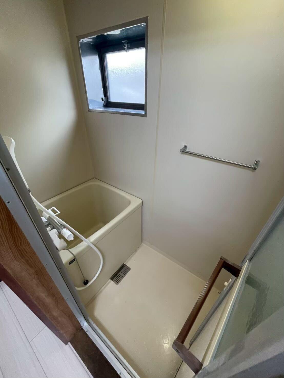 バス・シャワールーム　シンプル、コンパクトで手入れのし易いバスルーム