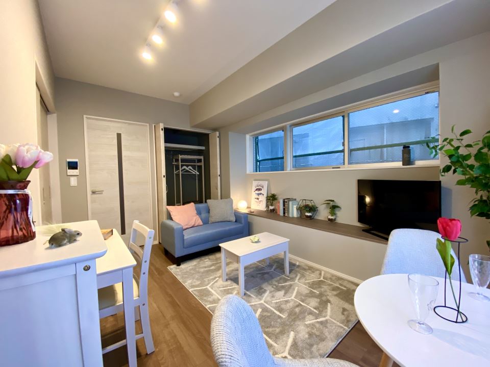 収納　幅広２段収納．洋服掛も有り収納力大