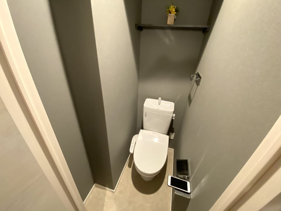 トイレ　温水洗浄便座付．幅広ペーパーホルダー