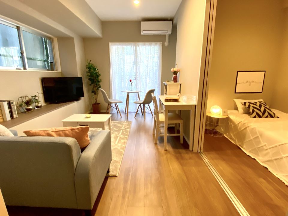 居室・リビング　出窓はＴＶ台．飾棚にと活躍しそうです