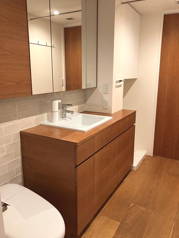 洗面設備　明るい洗面所です