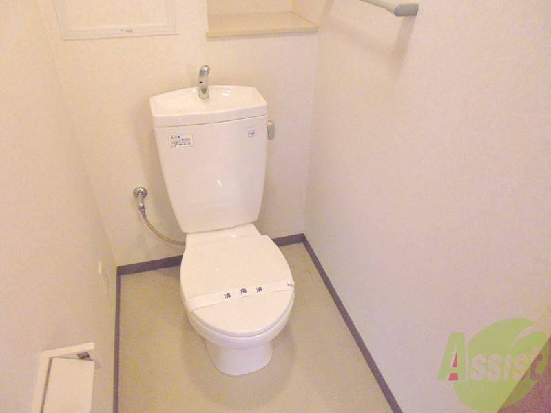 トイレ　簡易な収納棚もついたトイレ。広さも申し分ないですよ。