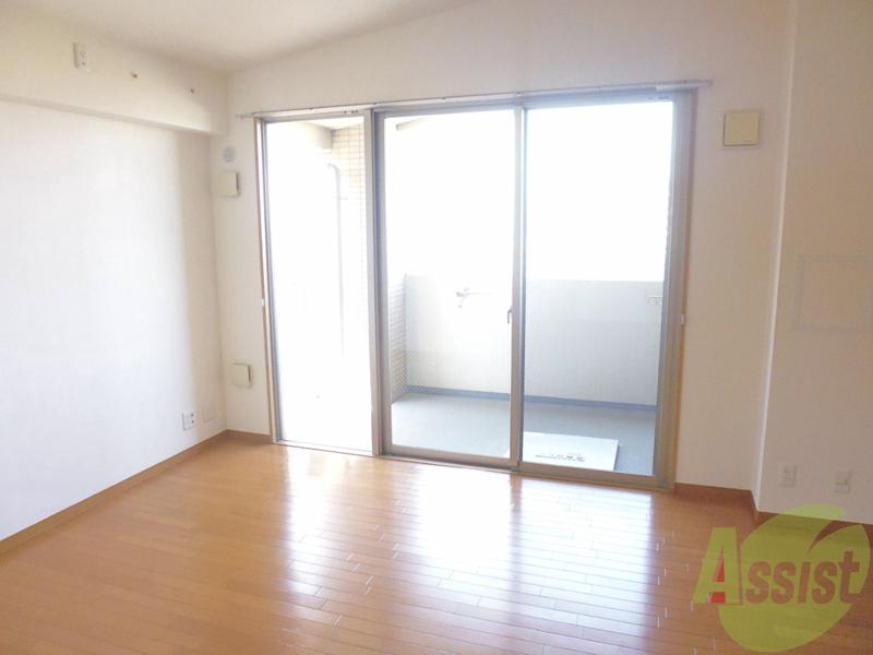 居室・リビング　南と西の光を十分にとりいれるそんな間取りになります