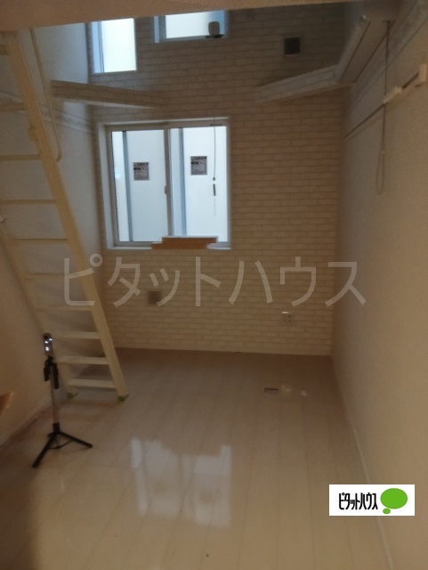 居室・リビング　建築中の画像です