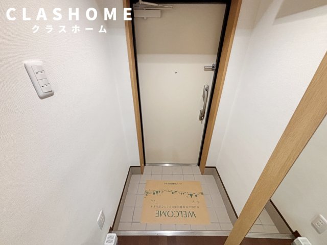 玄関　同物件の別部屋になります。