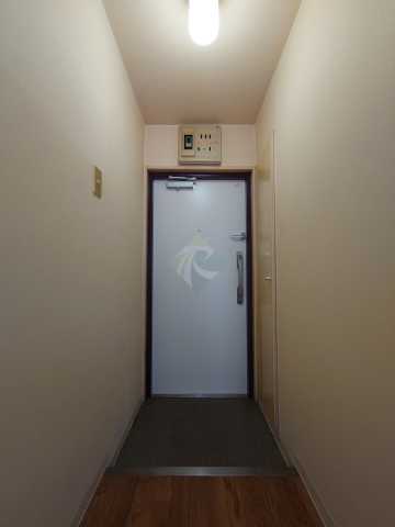 玄関　※参考写真です。反転タイプのお部屋になります。