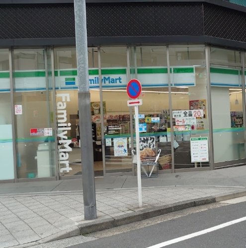 コンビニ　ファミリーマート 小伝馬町鞍掛橋店（コンビニ）まで79m