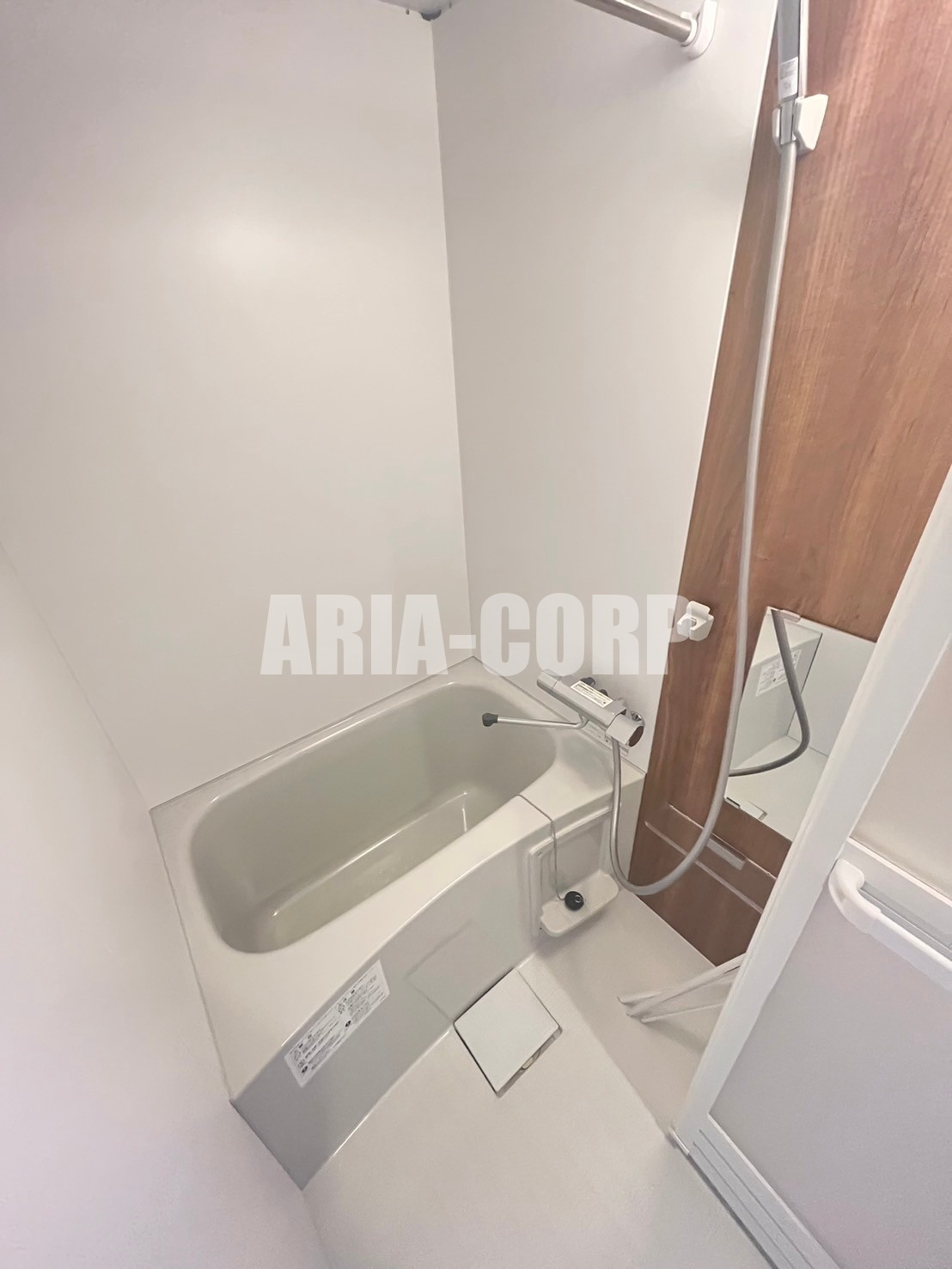 バス・シャワールーム　浴室乾燥付。カラーパネル採用でお洒落なバスルームです。