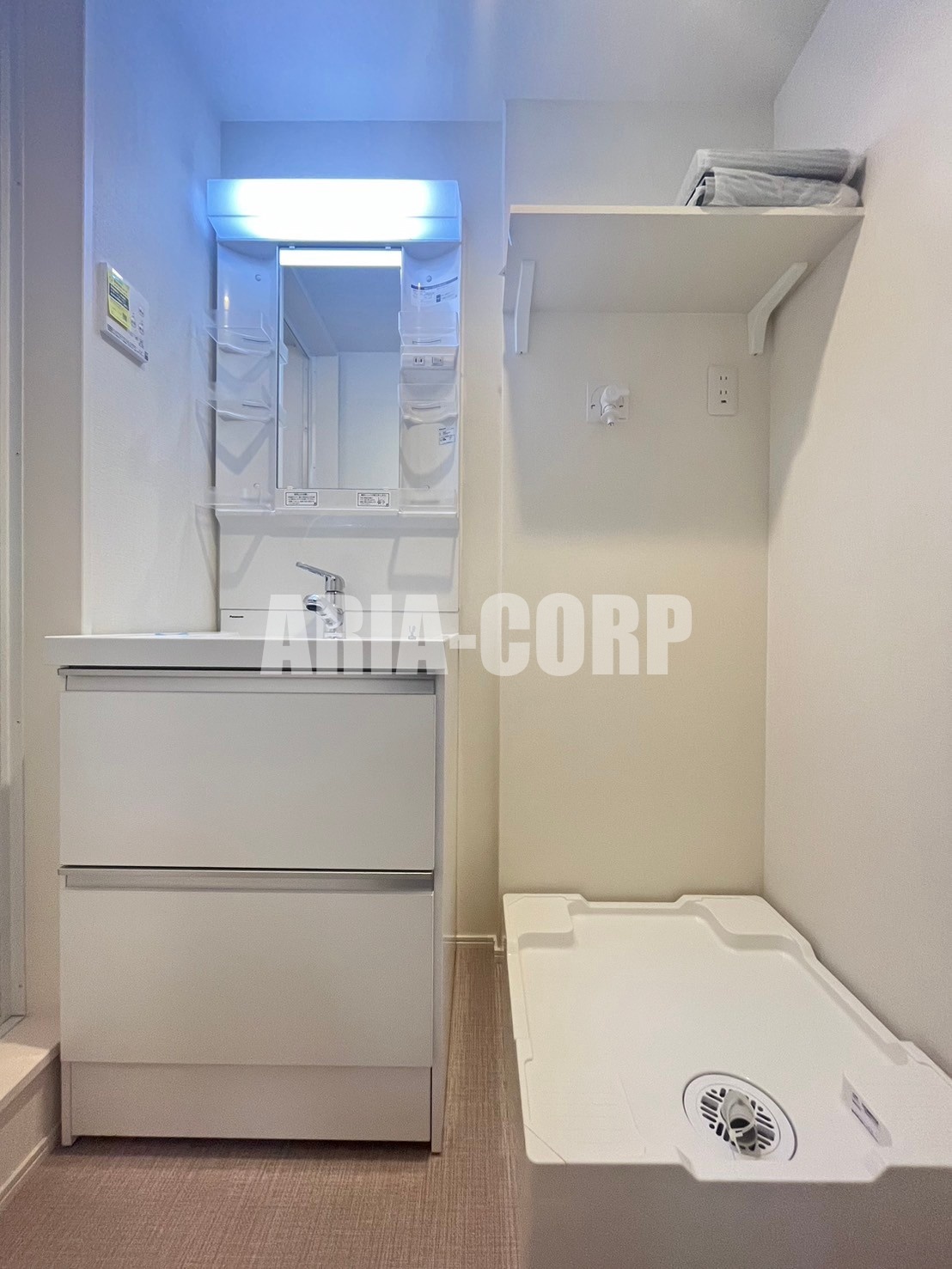 洗面設備　独立洗面台、シャワーヘッドタイプで洗髪や手入れに◎です