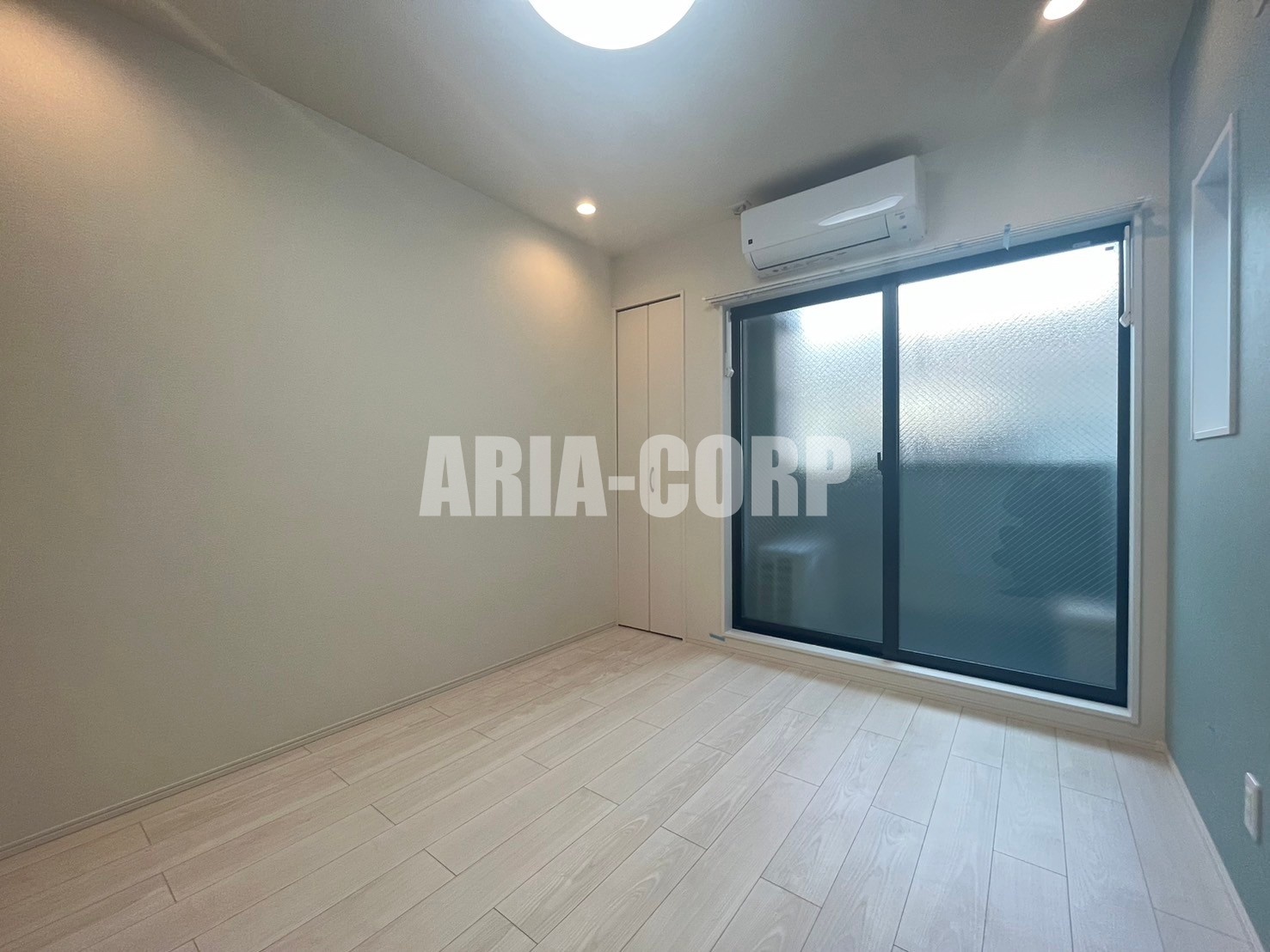 居室・リビング　白を基調としたお洒落なお部屋！奥行きたっぷりの空間です♪