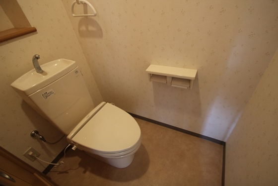 トイレ　別号室の写真となります。