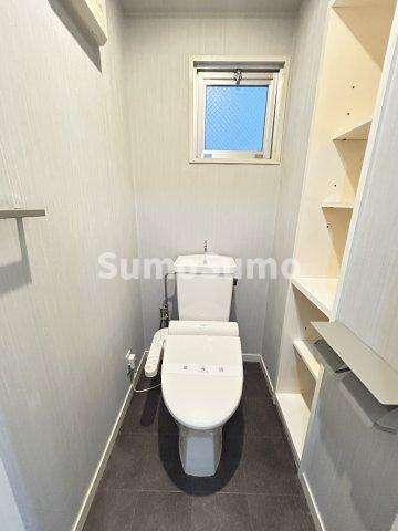 トイレ　落ち着いた色調のトイレです