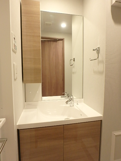 洗面設備　ゆったりとスペースのある洗面所