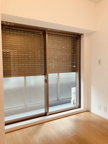 セキュリティ　バルコニーに面した洋室２部屋は電動シャッター付です