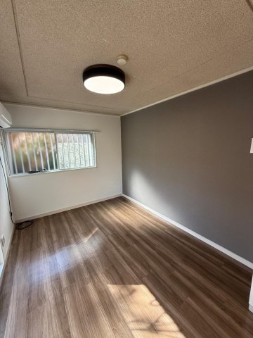 居室・リビング　モダンでシックな内装。スポットライト照明は夜の雰囲気良し。