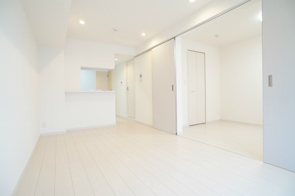 居室・リビング　隣のお部屋との間仕切りを開放して広々としたリビングに♪