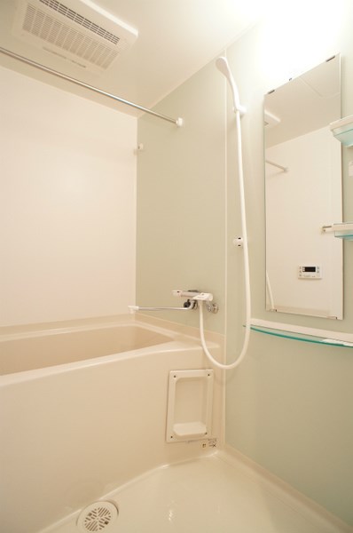 バス・シャワールーム　追い焚き機能付きで経済的、いつでも温かな入浴が可能です。