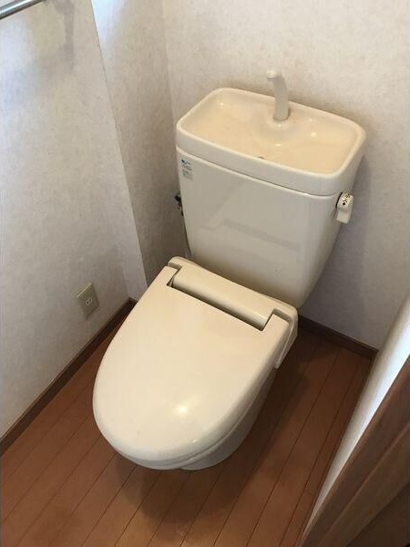 トイレ　※写真は同じマンションの違う部屋のものになります。