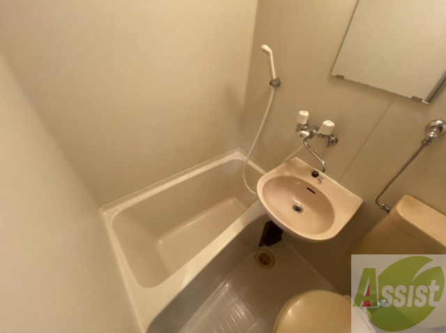 バス・シャワールーム　こちらはお風呂。一日の疲れをここで癒してください。