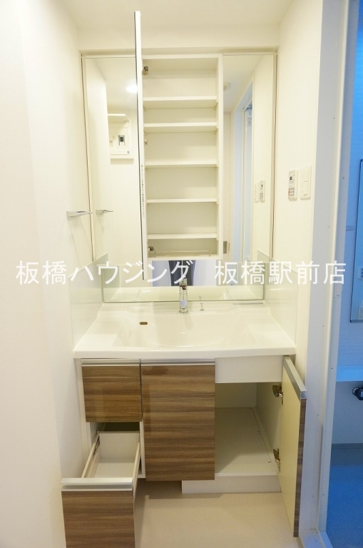 洗面設備　収納力のある洗面台
