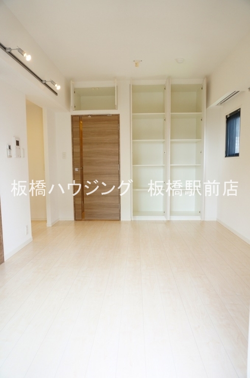 居室・リビング　収納棚の充実したリビング