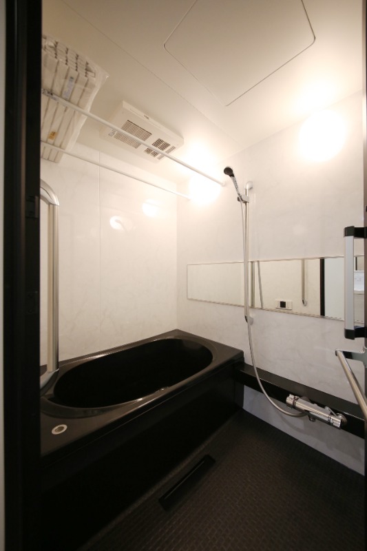 バス・シャワールーム　黒いバスタブが特徴的なバスルーム