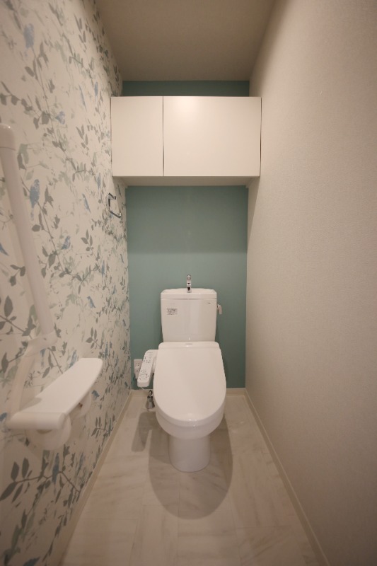 トイレ　上部棚が便利なレストルーム