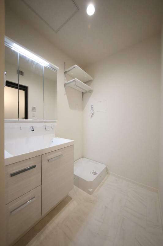 洗面設備　奥行きのある洗面所兼脱衣スペース