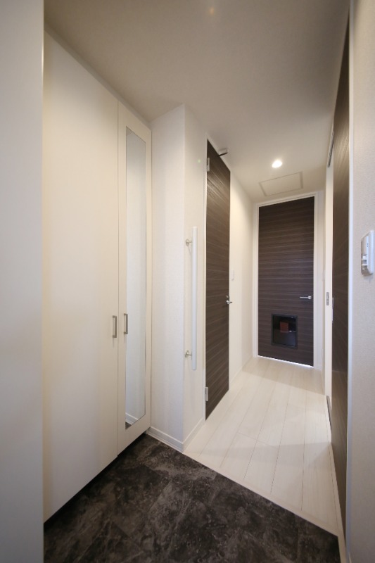 玄関　姿見＆シューズクローゼット完備