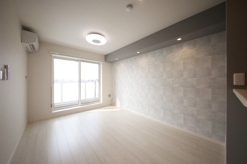 居室・リビング　南向きの窓で採光◎ダウンライト付き