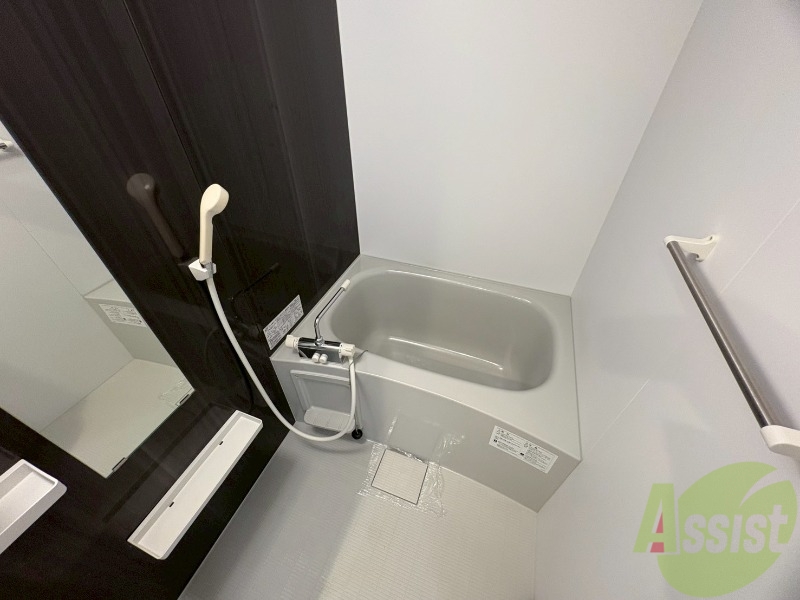 バス・シャワールーム　浴室です。浴槽は体全身が浸かるくらいの大きさです。