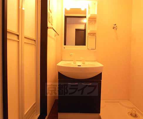 洗面設備　シャンプードレッサ付の独立洗面台です。