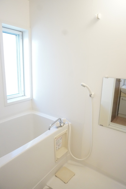 バス・シャワールーム　窓付きのバスルーム※同タイプ参考写真